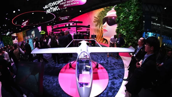 Diese Drohne hat eine Mobilfunk-Antenne eingebaut, mit der entlegene Gebiete temporär mit Handynetz versorgt werden können. - © Wolf von Dewitz/dpa