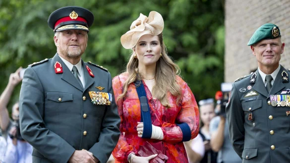 K&ouml;nig Willem-Alexander der Niederlande und seine Tochter Prinzessin Amalia treffen auf dem Paradeplatz der Prinz-Bernhard-Kaserne in Amersfoort ein. - &copy; Remko De Waal/ANP/dpa