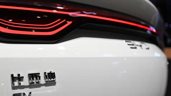 BYD aus China verkaufte 2024 erstmals mehr E-Autos als der bisherige Marktführer Tesla. (Archivfoto) - © Johannes Neudecker/dpa