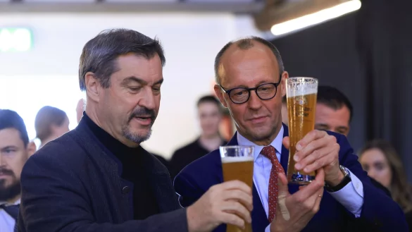 Wei&szlig;bier und Blasmusik: Beim Besuch des bayerischen Ministerpr&auml;sidenten Markus S&ouml;der im Sauerland bei Friedrich Merz geht\'s z&uuml;nftig zu. - &copy; Oliver Berg/dpa