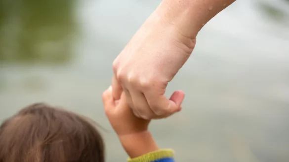 In lesbischen Beziehungen muss die Partnerin der Frau, die das Kind zur Welt bringt, ein Adoptionsverfahren betreiben, um rechtlicher Elternteil zu werden. (Symbolbild) - © Fernando Gutierrez-Juarez/dpa