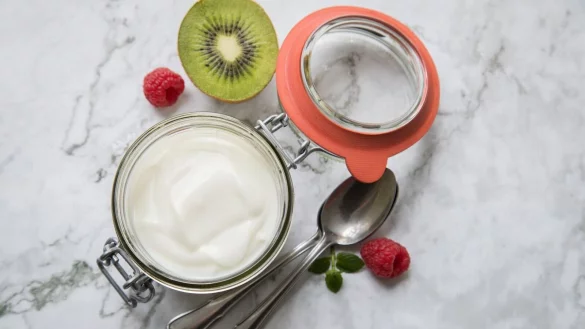 Frisches Obst peppt Joghurt richtig auf, doch manche Obstsorten können ihn bitter schmecken lassen. - © Christin Klose/dpa-tmn