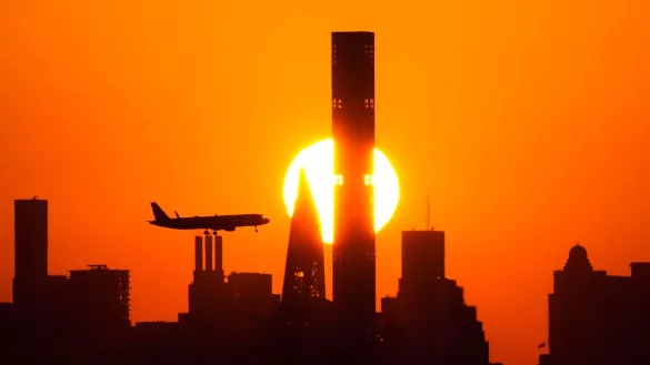 Flugzeug vor der Skyline: Für einige Reisende platzt der Traum vom US-Urlaub. (Archivbild) - © Frank Franklin II/AP