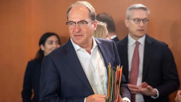 Bundesinnenminister Dobrindt will die Grenzkontrollen verl&auml;ngern. - &copy; Michael Kappeler/dpa