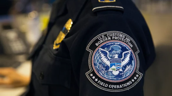 Handys oder Notebooks können ein Hindernis bei der Einreise in die USA sein. (Archivbild) - © Glenn Fawcett/CBP/Department of Homeland Security/dpa-tmn