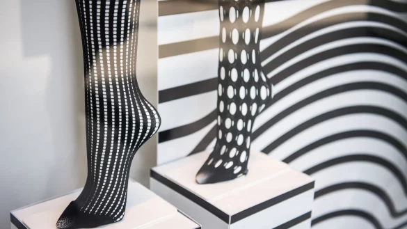 Besonders beliebt sind Strumpfhosen in Spitzenoptik. - © Lino Mirgeler/dpa