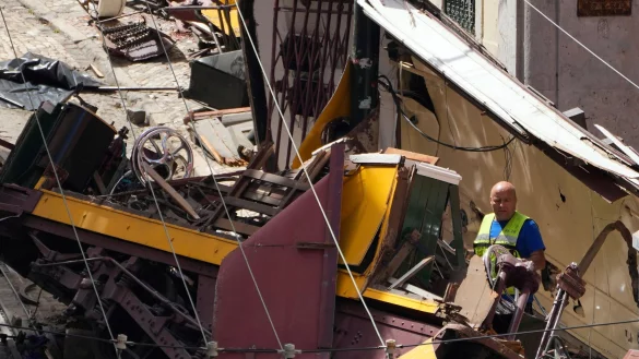 Nach ersten Erkenntnissen des Amtes f&uuml;r die Verh&uuml;tung und Untersuchung von Flug- und Eisenbahnunf&auml;llen (GPIAAF) hat sich das Haltekabel vom Wagen der Standseilbahn gel&ouml;st und so das Ungl&uuml;ck verursacht. (Archivfoto) - &copy; Armando Franca/AP/dpa