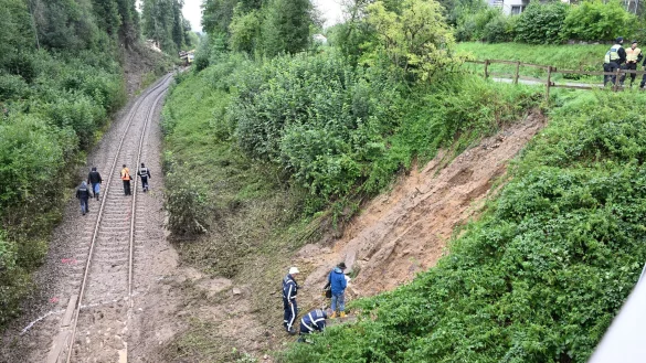 Nach ersten Erkenntnissen hat ein Hangrutsch das Ungl&uuml;ck ausgel&ouml;st. - &copy; Bernd Wei&szlig;brod/dpa