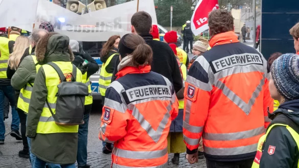 Auch in den kommenden Wochen müssen sich die Schleswig-Holsteinerinnen und Schleswig-Holsteiner auf Warnstreiks einstellen (Archivbild) - © Bodo Marks/dpa