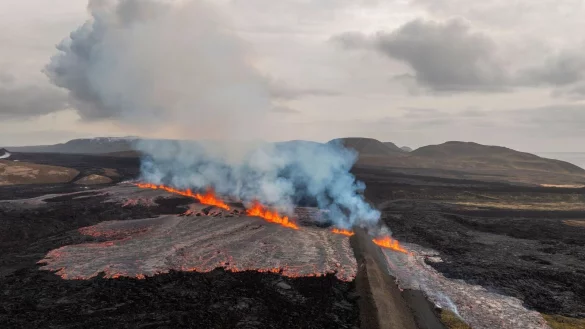 Ein Vulkanausbruch auf Island neigt sich nach wenigen Tagen bereits wieder dem Ende zu. (Archivbild) - © Marco di Marco/AP/dpa