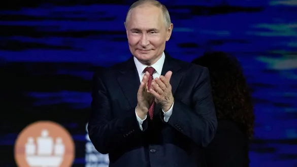 Putin bekam Applaus für seine Aussage, dass Russen und Ukrainer ein Volk seien. - © Dmitri Lovetsky/AP/dpa