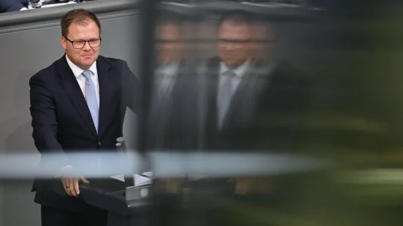 Umweltminister Carsten Schneider spricht sich f&uuml;r einen besseren Schutz der Weltmeere aus. (Archivbild) - &copy; Katharina Kausche/dpa