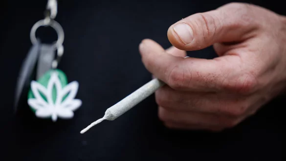 Ein Mann mit Joint im Bielefelder Cannabis-Club &laquo;Joints-Venture&raquo; (Foto Illustration) - &copy; Friso Gentsch/dpa