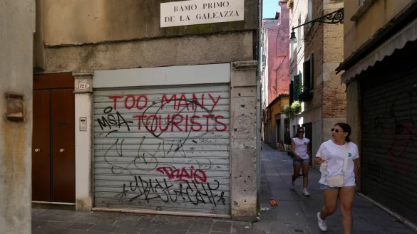 Nicht alle Touristen sind willkommen: Laut Regionalpr&auml;sident Zaia will die Region &laquo;kein fruchtbarer Boden f&uuml;r den Proletentourismus werden&raquo;. (Symbolbild) - &copy; Luca Bruno/AP/dpa