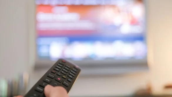 Ein Fernseher und eine Fernbedienung - und sehr häufig ein Fernsehsignal von Vodafone, so war es früher. Doch inzwischen ist der Fernsehmarkt im Umbruch. - © Bernd Weißbrod/dpa