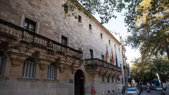 Ein deutscher Urlauber ist vom Landgericht in Palma auf Mallorca vom Vorwurf des versuchten Polizistenmordes freigesprochen worden. Er erhielt eine zweijährige Bewährungsstrafe wegen Körperverletzung und Widerstands gegen die Staatsgewalt. (Archivbild) - © Clara Margais/dpa