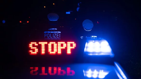 Bei einer Verfolgungsfahrt mit der Polizei prallt ein Autofahrer gegen eine Ampel, danach flüchtet er zu Fuß. (Symbolbild) - © Marijan Murat/dpa