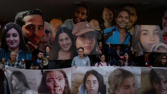 Angehörige der israelischen Geiseln und Unterstützer demonstrieren immer wieder für die Freilassung der Verschleppten. (Archivbild) - © Ohad Zwigenberg/AP/dpa