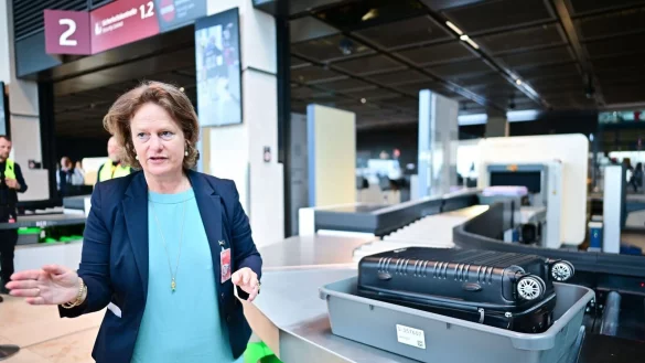 Flughafenchefin Aletta von Massenbach stellt neue CT-Scanner am Flughafen BER vor. - &copy; Sebastian Christoph Gollnow/dpa
