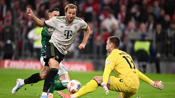 Karl Hein stand immer wieder im Brennpunkt, hier hält er einen Schuss von Harry Kane. - © Harry Langer/dpa