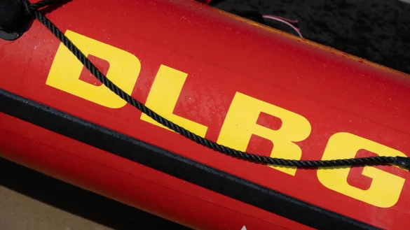 Bei den hohen Temperaturen suchten viele Menschen Erfrischung im Wasser - mit teils schlimmen Folgen. (Symboldfoto) - © Stefan Sauer/dpa