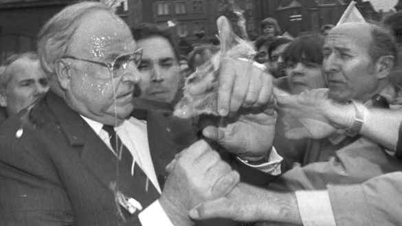 Nachdem er getroffen wurde, versucht Kohl, den Angreifer in der Menge ausfindig zu machen. (Archivbild) - © picture alliance / Peter Kneffel/dpa