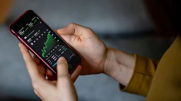 Insgesamt gaben etwa ein Drittel der Befragten an, zu investieren. (Symbolbild) - © Fabian Sommer/dpa