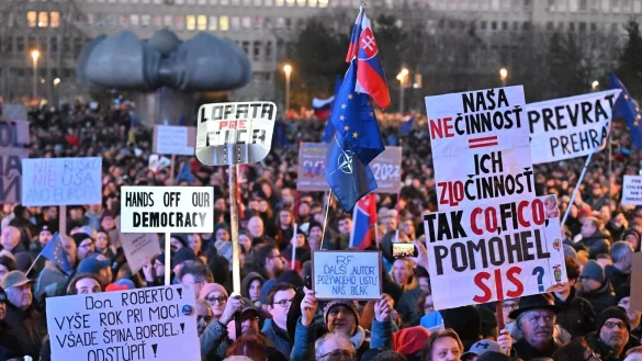 In Bratislava sollen sich 60.000 Menschen versammelt haben. - © ?álek Václav/CTK/dpa
