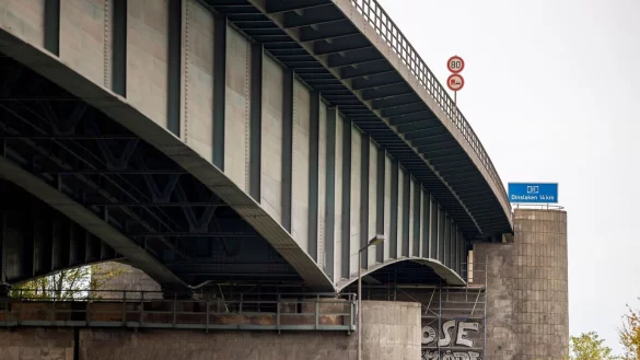 Die für Schwertransporte gesperrte Berliner Brücke der A59 in Duisburg wird im Moment monatlich unter die Lupe genommen. (Archivbild) - © Thomas Banneyer/dpa