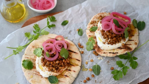 Knuspriges Pita präsentiert sich in diesem Rezept mit cremigem Joghurt und einer sauer-scharfen Kombi aus marinierten Linsen und Zwiebeln. - © Julia Uehren/loeffelgenuss.de/dpa-tmn