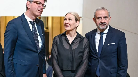 Kulturstaatsminister Wolfram Weimer (l-r), Marion Ackermann und Hermann Parzinger kommen zur Verabschiedung von Parzinger als Präsident der Stiftung Preußischer Kulturbesitz und Amtseinführung seiner Nachfolgerin in das Neue Museum. - © Jens Kalaene/dpa