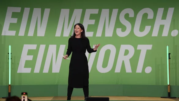 Vor dem Auftritt von Grünen-Kanzlerkandidat Robert Habeck sprach Bundesaußenministerin Annalena Baerbock. - © Marcus Brandt/dpa
