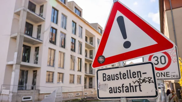 Der Mieterschutzbund befürchtet eine weitere Verschärfung der ohnehin angespannten Wohnungsmarktlage. (Archivbild) - © Jan Woitas/dpa