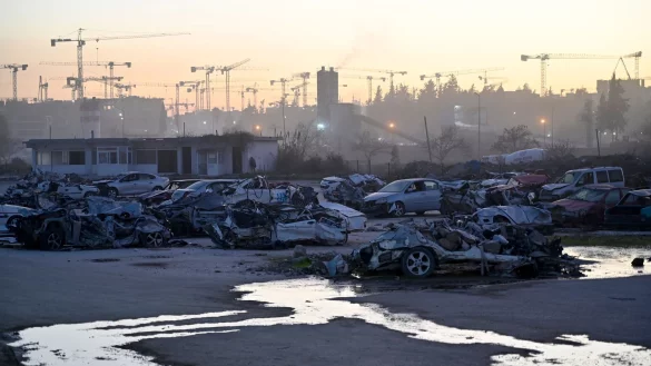 Antakya ist zwei Jahre nach den Erdbeben dominiert von Baustellen und Schutt. - © Anne Pollmann/dpa