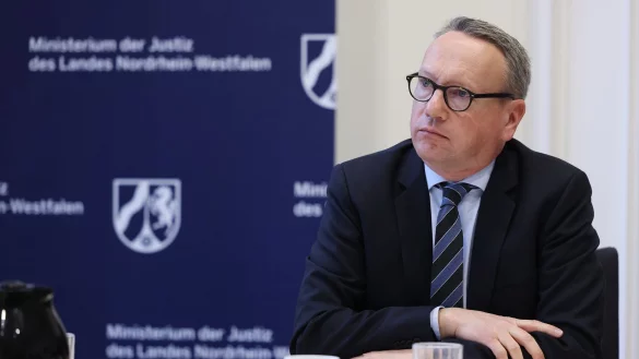 Aus Sicht der SPD-Opposition hat Benjamin Limbach (Grüne) seine Glaubwürdigkeit als nordrhein-westfälischer Justizminister verspielt. (Archivbild) - © David Young/dpa