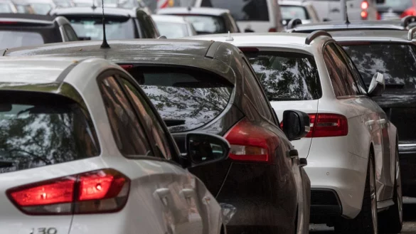 Pkw-Dichte steigt seit Jahren. (Archivbild) - &copy; Boris Roessler/dpa
