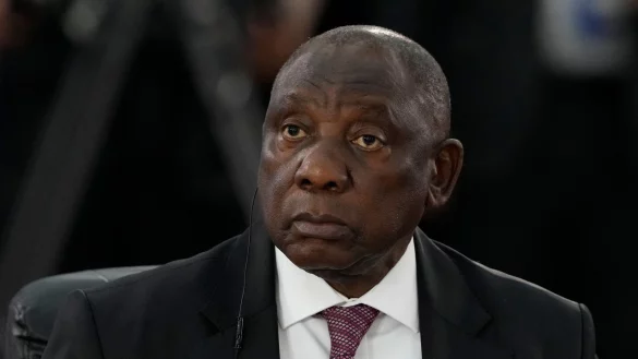Ramaphosa richtet eine Kommission ein, die die Vorw&uuml;rfe gegen den Polizeiminister untersuchen soll. - &copy; Eraldo Peres/AP/dpa