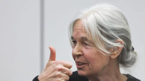 Die ehemalige RAF-Terroristin Daniela Klette wirkt am ersten Prozesstag gelassen. - © Wolfgang Rattay/Reuters/Pool/dpa