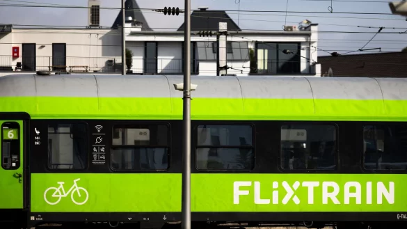 Ein Flixtrain im Kölner Hauptbahnhof (Archivbild). - © Rolf Vennenbernd/dpa