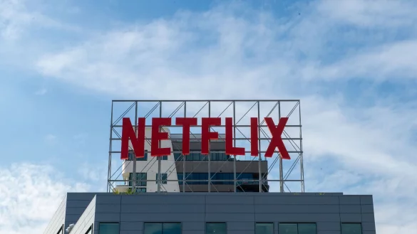 Netflix übertraf mit den Quartalsergebnissen die Erwartungen von Analysten. (Archivbild) - © Andrej Sokolow/dpa