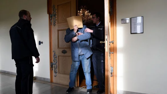 Weil er drei Menschen getötet hat, wurde der Mann zu lebenslanger Haft verurteilt. (Archivbild) - © Stefan Puchner/dpa