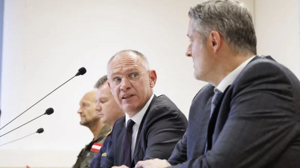 Österreichs Innenminister informierte mit Ermittlern über die bisherigen Erkenntnisse. - © Erwin Scheriau/APA/dpa