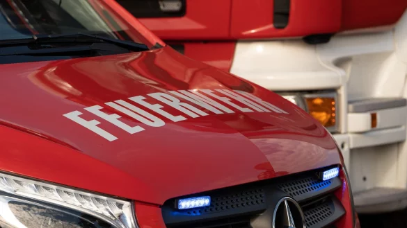 Feuerwehrleute r&uuml;ckten in Wuppertal zu einem Sendemast aus, der teilweise zur&uuml;ckgebaut wurde. (Symbolfoto) - &copy; Helena Dolderer/dpa