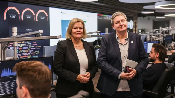 Im vergangenen Februar besuchte Bundesinnenministerin Nancy Faeser (SPD) - hier mit BSI-Präsidentin Claudia Plattner - das Nationale IT-Lagezentrum beim Bundesamt für Sicherheit in der Informationstechnik (BSI) in Bonn. - © Oliver Berg/dpa