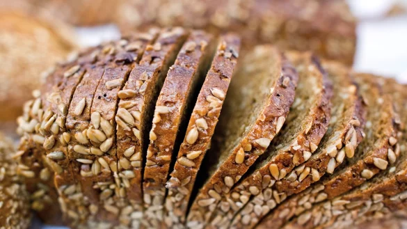 Vier der 20 untersuchten Roggenvollkornbrote fielen bei der «Öko-Test» auf Grund unerwünschter Inhaltsstoffe durch. - © Patrick Pleul/dpa/dpa-tmn