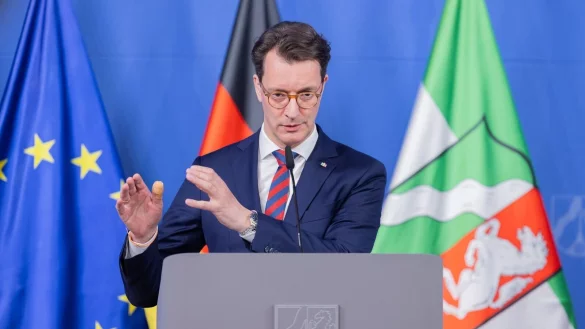 Ministerpräsident Hendrik Wüst erklärt, wie der Koalitionsvertrag von CDU, CSU und SPD Nordrhein-Westfalen weiterbringen kann. Der Koalitionsvertrag für den Bund hat nach Überzeugung von Ministerpräsident Hendrik Wüst in vielen Bereichen große Auswirkungen auf Nordrhein-Westfalen. - © Rolf Vennenbernd/dpa