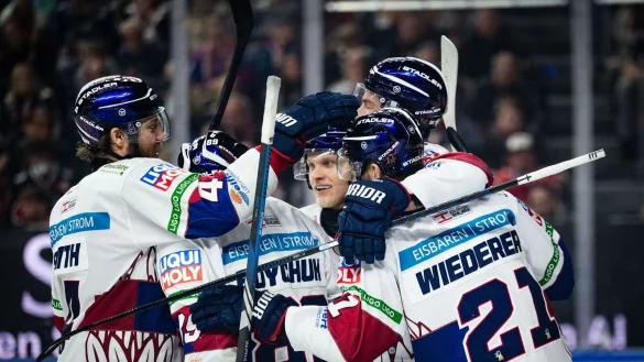 Die Eisbären Berlin sind im DEL-Playoff-Finale zu stark für die Kölner Haie - © Marius Becker/dpa