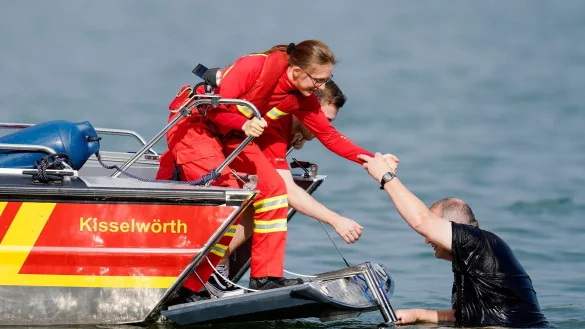 Die DLRG kann nicht alle Badeunfälle verhindern. (Symbolbild) - © Uwe Anspach/dpa