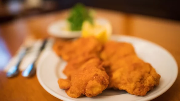 Es muss nicht immer Schnitzel sein - die Michelin-Tester sind etwa auch vom Innereiengericht Kalbsbeuschel begeistert. (Foto: Archiv) - © Christian Bruna/epa/dpa