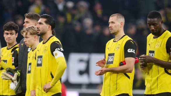 Der Ex-Stuttgarter Waldemar Anton (2.v.r.) leitete mit seinem Eigentor die Niederlage des BVB ein. - &copy; Bernd Thissen/dpa